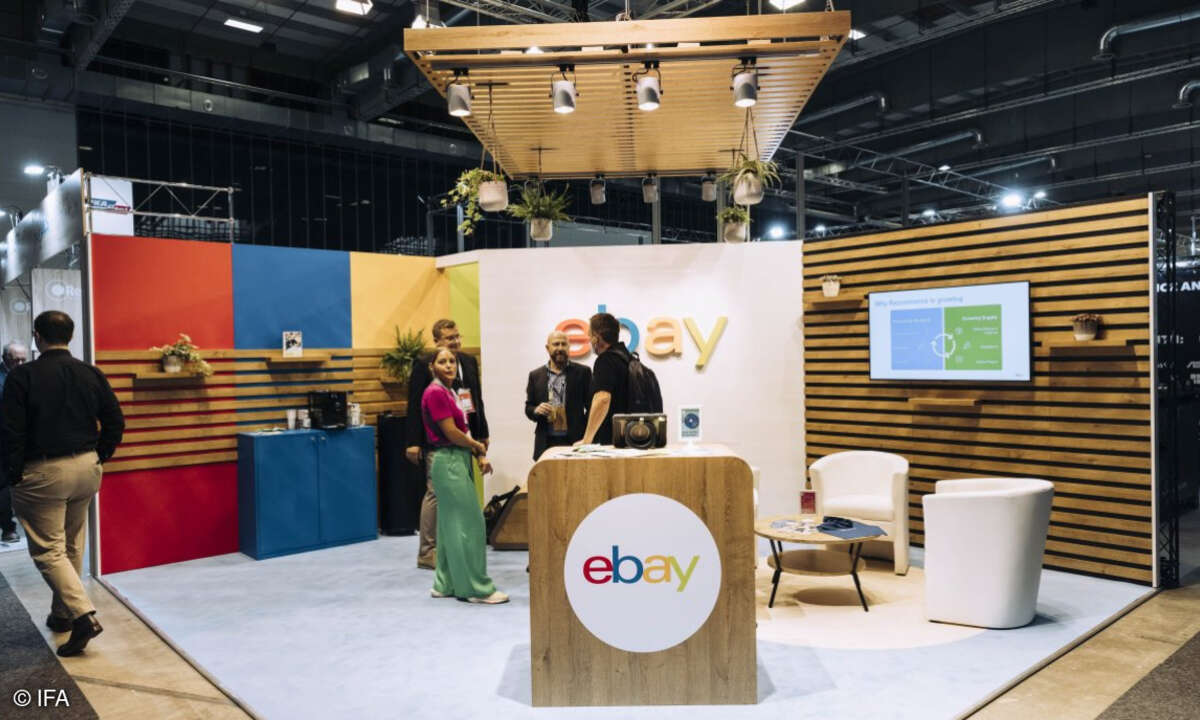 Martin Vogel (Mitte) auf dem IFA-Stand von eBay Re-Store im Reseller Park