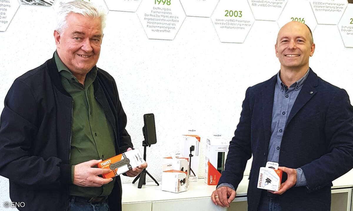 Stefan Thode, Global Key Account Manager bei Fidlock, und Sven Biber,  Produktmanager Zubehör & Wearables bei ENO Telecom