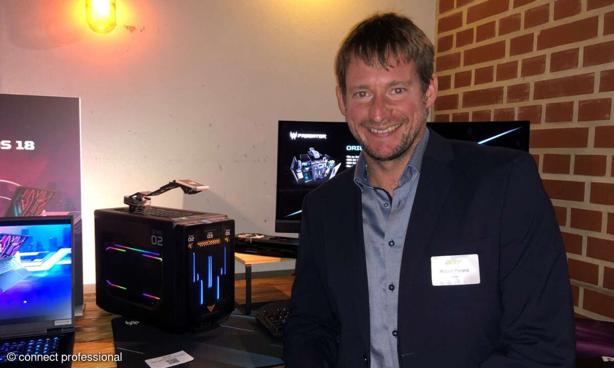 Acer-Deutschland-Chef Robert Perenz mit dem kleinen Gaming-Rechner „Orion x“, den Acer auch als Barebone anbietet