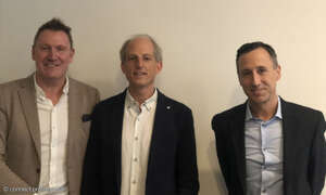 Hartmut Husemann, HP Director Commercial and Consumer Channel und Adrian Müller, Vice President & Managing Director HP Deutschland/Österreich/Schweiz mit HP-Partner Dominik Märzluft (CNW IT-Systeme) beim Channel-Roundtable (von links)