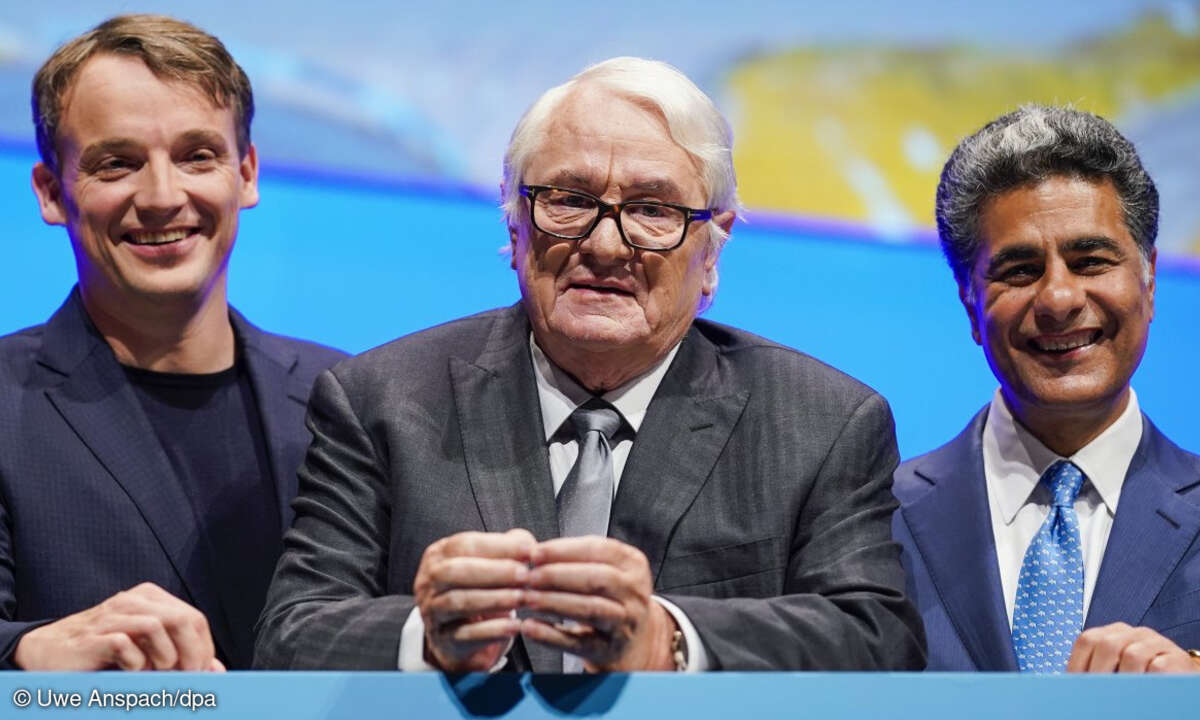 Christian Klein, Vorstandssprecher SAP, Hasso Plattner, Vorsitzender des Aufsichtsrats der SAP SE, und Punit Renjen, damals noch designiertes Aufsichtsratsmitglied, bei der SAP-Hauptversammlung (von links)