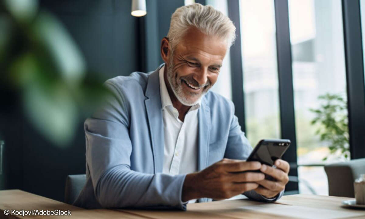 Geschäftsmann mit Smartphone in der Hand