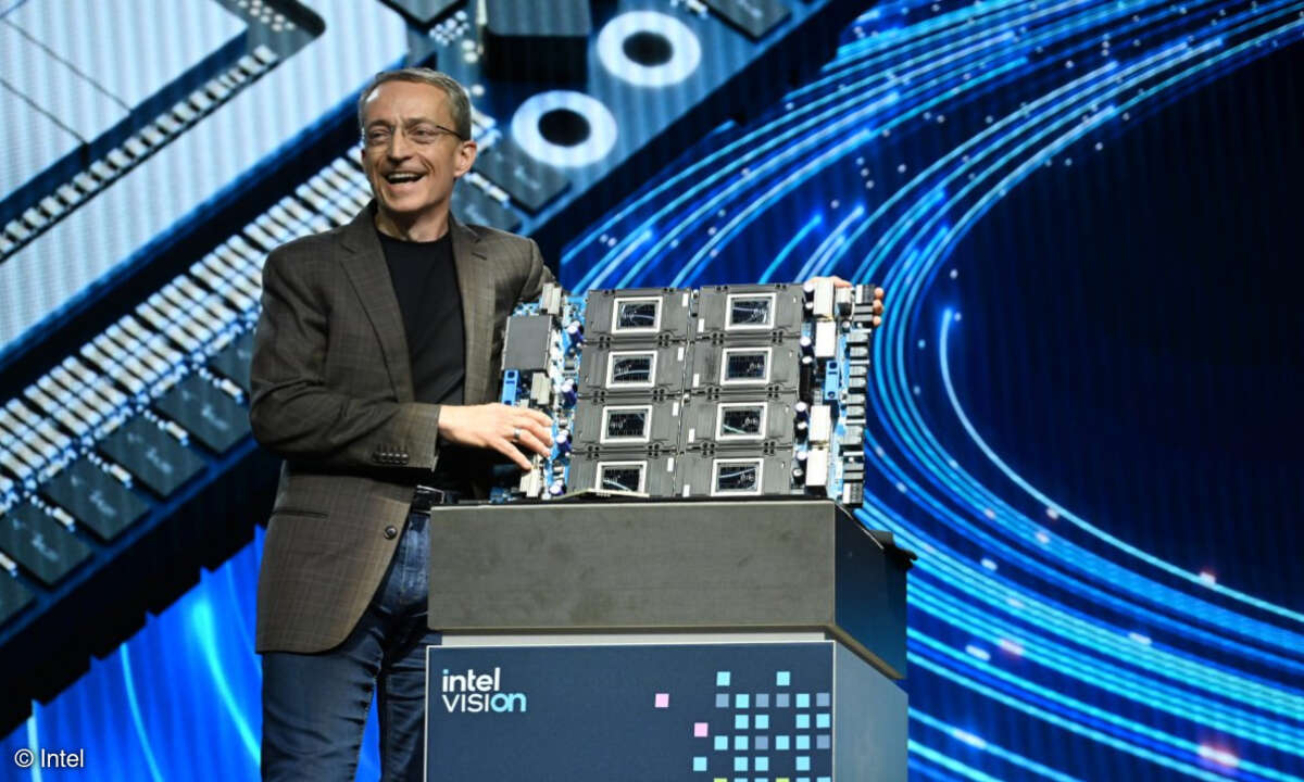 Intel-CEO Pat Gelsinger zeigt den neuen „Gaudi 3“ Accelerrator auf der Intel Vision