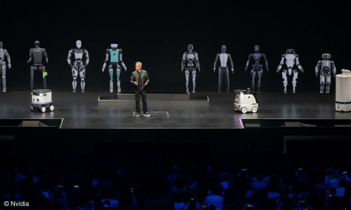 Nvidia CEO Jensen Huang mit Robotern auf Computex 2024