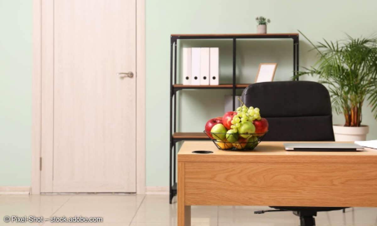 Modern Workplace mit Obstkorb