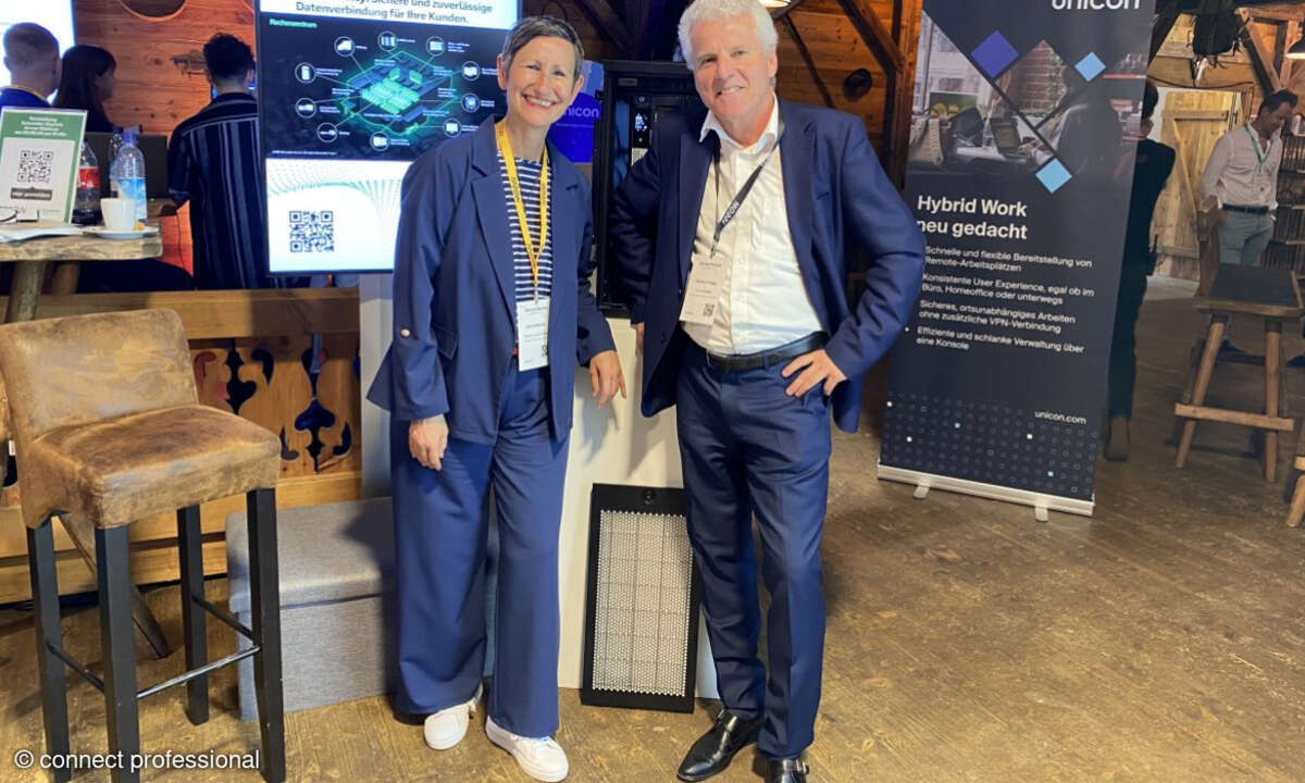 Karin Hernik, Schneider Electric, mit Herbert Varga von Arrow ECS