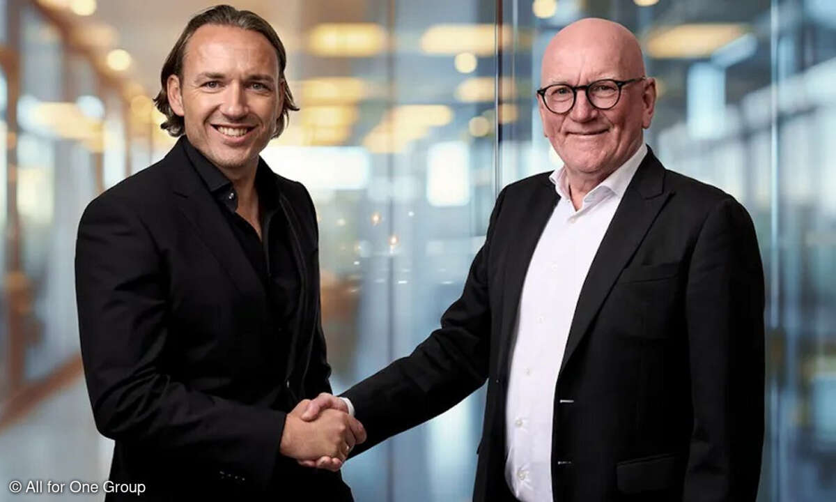 Co-CEO Michael Zitz mit dem scheidenden Co-CEO Lars Landwehrkamp (rechts)