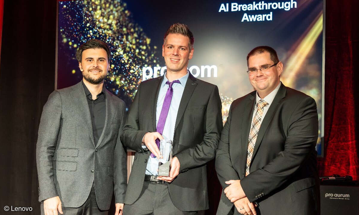In der 5. Kategorie, „AI Breakthrough“, holte sich die pro-com Datensysteme GmbH einen Award. Oliver Rootsey überreichte die Auszeichnung an Philipp Finster und Oliver Kill (von links)