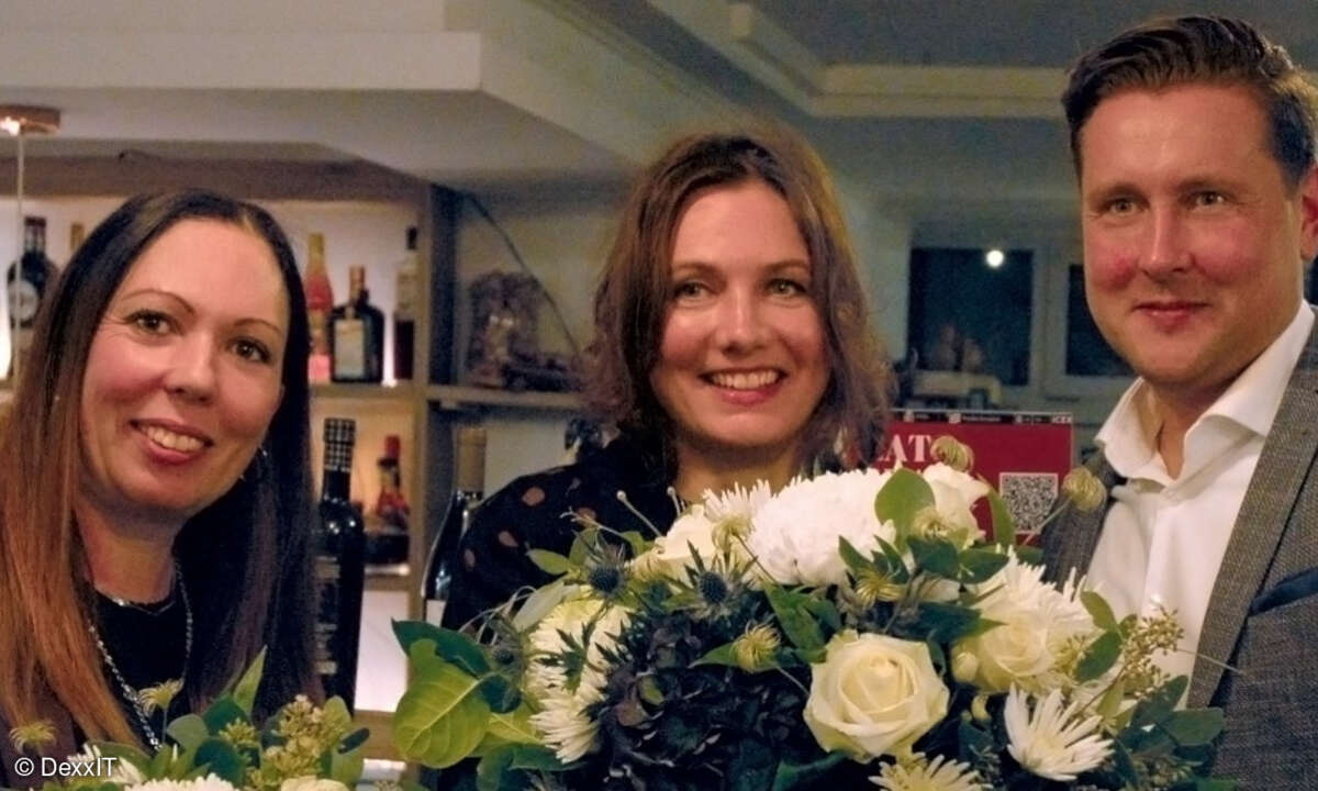 Microns Senior Channel Marketing Manager Björn Parnitzke überreichte Blumensträuße in den DexxIT-Farben an Stefanie Gundlach und Judith Öchsner.