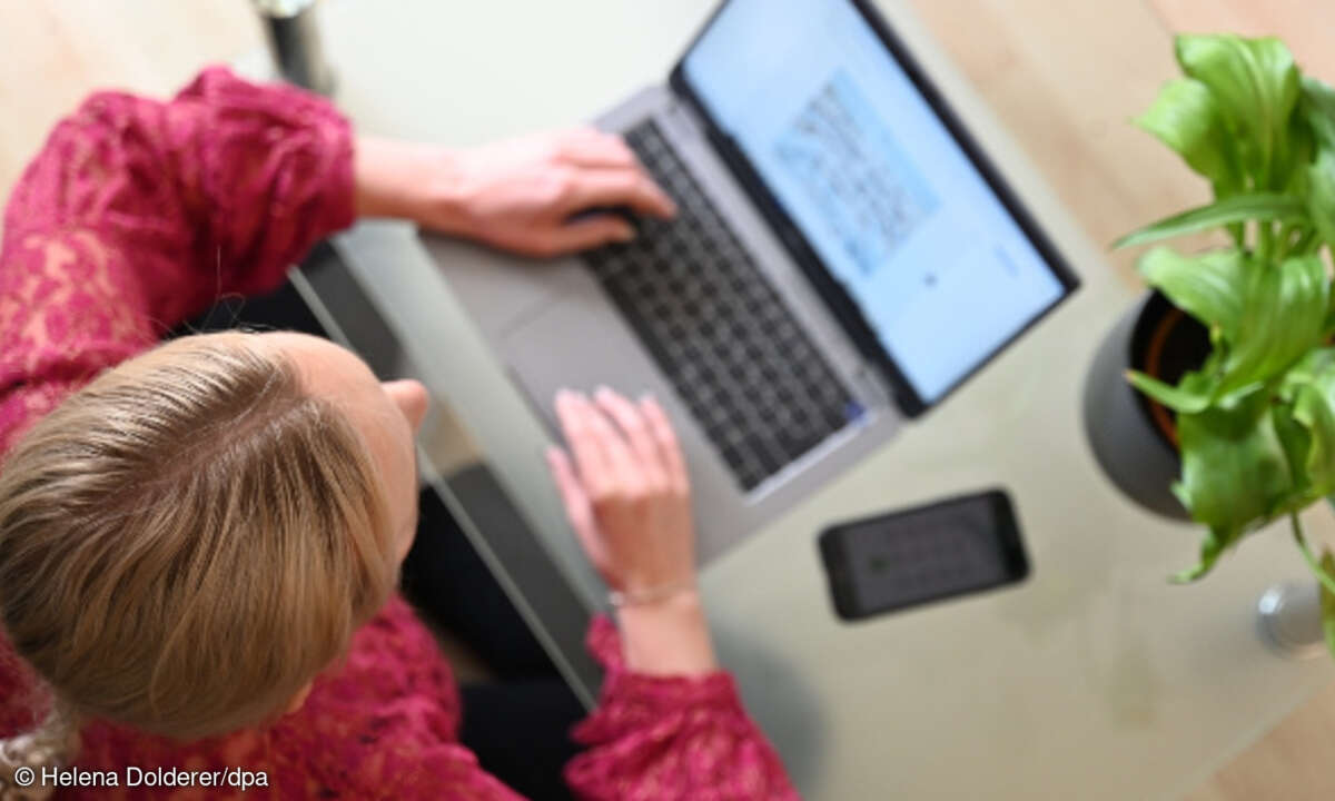 Frau am Laptop zuhause
