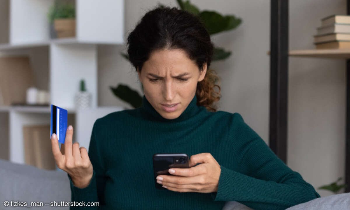 Frau besorgt beim Online-Einkauf