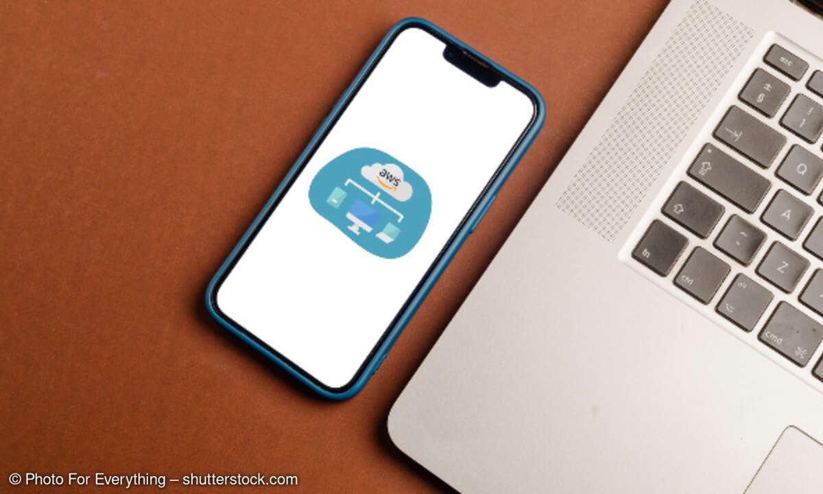 AWS, Smartphone neben Notebook