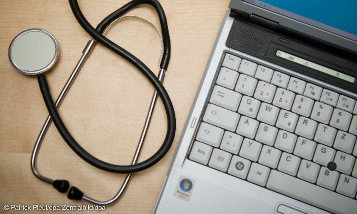 Stethoskop neben Laptop
