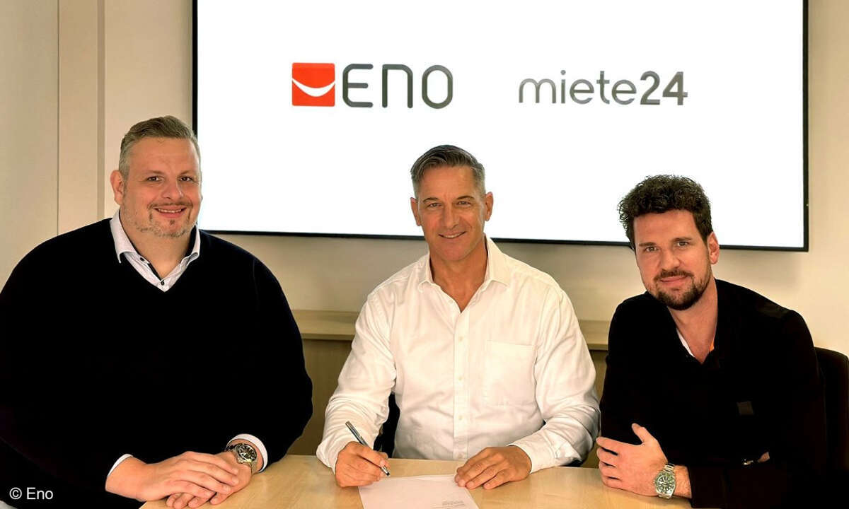 Boris Baresic und Sven Gösch (beide Eno) mit Heino Deubner von Miete24 (Mitte)