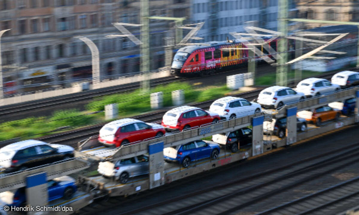 Neuwagen auf Güterzug