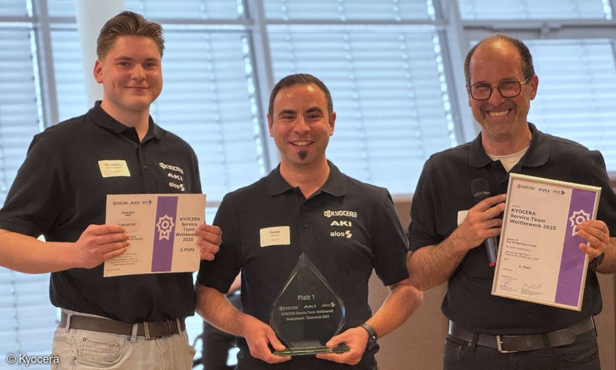 Emilio Mancuso und Christopher Maßhöfer-Grzeganek vom Siegerteam Green IT wurden von Erik Kaffiné, Group Director Customer Service and Support Division bei Kyocera mit Award und Siegerurkunde geehrt (von links).