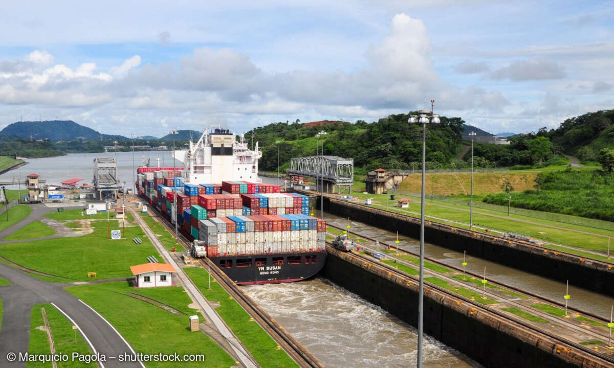 Cargo-Schiff im Panama-Kanal