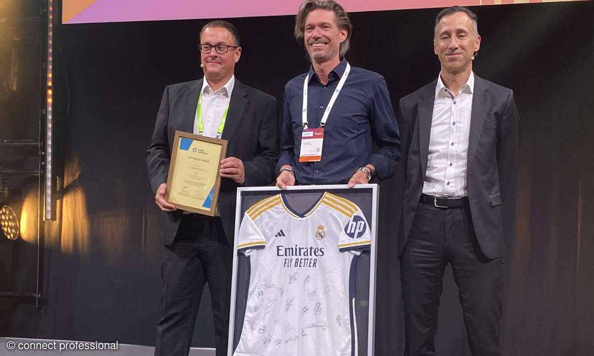 HPs DACH-Chef Adrian Müller (rechts) und Jan Neumann (Mitte) waren nach Düsseldorf gekommen, um Also den Award als „Distributor of the Year“ zu überreichen