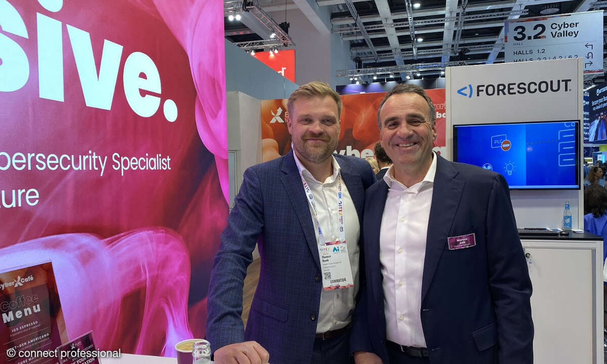 Exclusive-Networks-Chef Marcus Adä (rechts) und Thomas Henk, Director Vendor Ma-nagement, machten sich am Stand selbst ein Bild