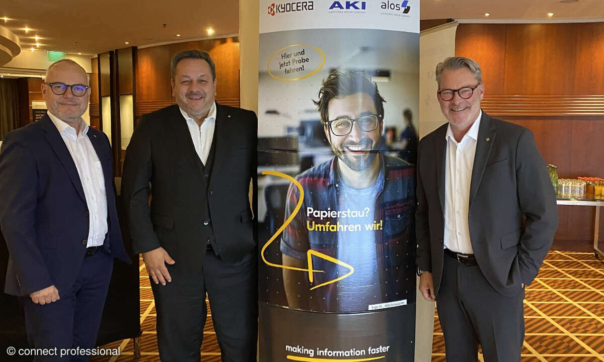 Kyocera-Chef Dietmar Nick (Mitte) mit Bernd Rischer (links) und dem Geschäftsführer der Tochterunternehmen AKI und, Alos, Stephen Schienbein bei der Partner-Roadshow in München