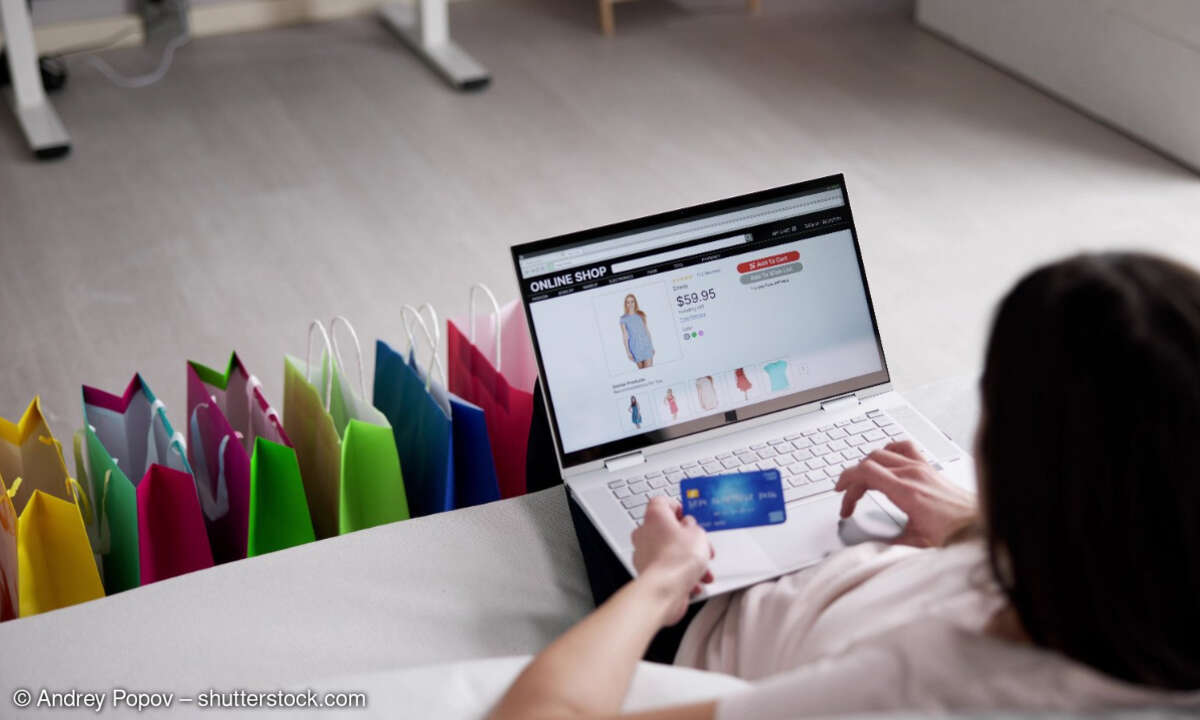 Frau beim Online shoppen