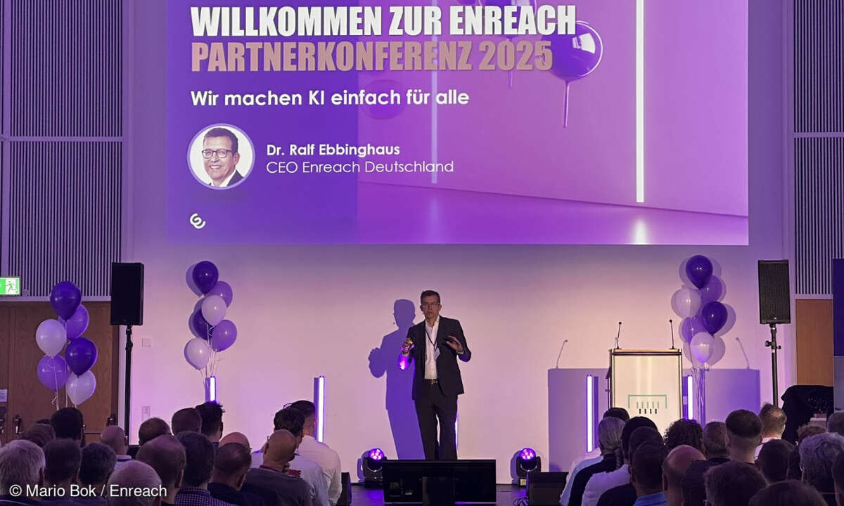 Enreach Geschäftsführer Dr. Ralf Ebbinghaus begrüßet die Gäste zur diesjährigen Enreach Konferenz.