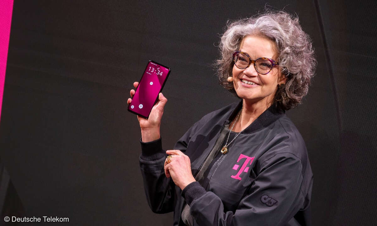 Claudia Nemat präsentiert das Telekom KI Phone auf dem MWC 2025.