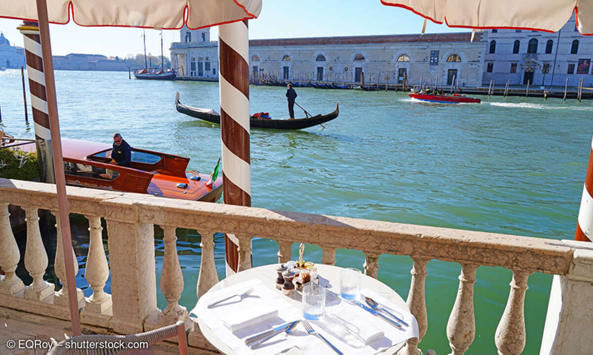 Hotelterrasse_Venedig_Bild_EQRoy_shutterstock_2196818279.jpg