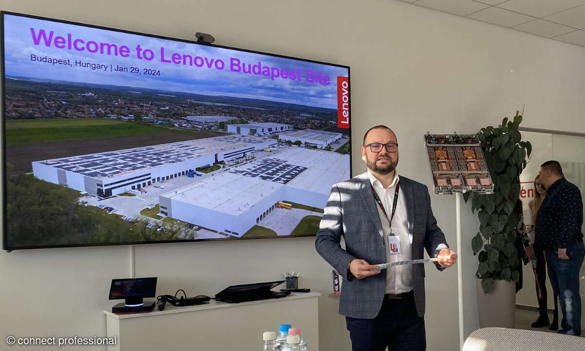 Leiter Szabolcs Zolyomi zeigt die Fabrik, in der schon mehr als 1,8 Millionen Systeme gefertigt wurden