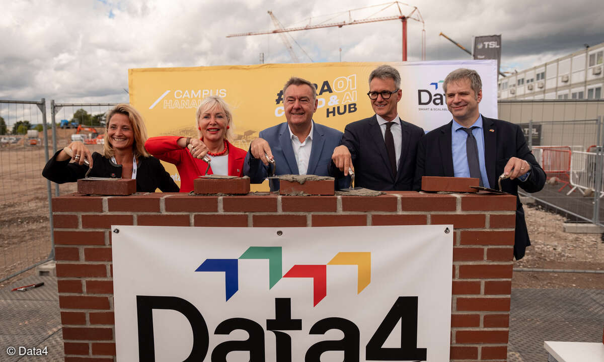 Im Bild: v.l.n.r. Marie Chabanon (CTO der Data 4 Group), Prof. Dr. Kristina Sinemus (Hessische Ministerin für Digitalisierung und Innovation), Claus Kaminsky (Oberbürgermeister der Stadt Hanau), Olivier Micheli (CEO und Präsident der Data4 Group), Ni