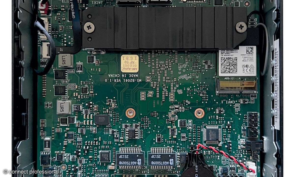 Die SSD stammt von Phison. Da der Arbeitsspeicher integriert ist, sind keine austauschbaren Module zu sehen.