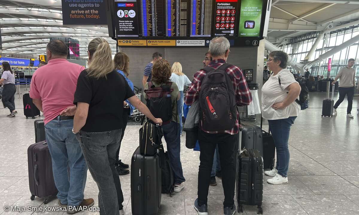 Menschen, die am Flughafen T3 in London Heathrow Schlange stehen