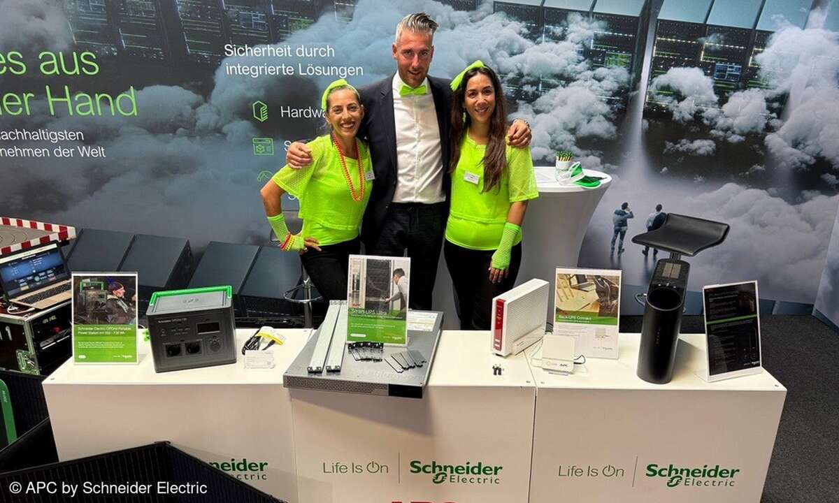 Ceylan Sonntag, Philipp Sonntag und Özlem Bulut von APC by Schneider Electric kamen im neongrünen 80er Stil 