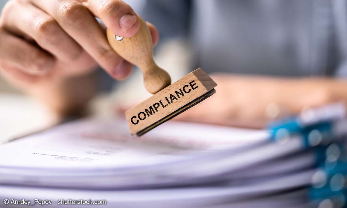 Die regulatorische Dichte wächst enorm: Mit NIS-2, DORA, KRITIS-Verordnungen und der DSGVO steigt der Druck auf Unternehmen, Sicherheits- und Compliance-Anforderungen konsequent umzusetzen. Sie fordern strengere Maßnahmen zur Sicherung der IT-Infrast