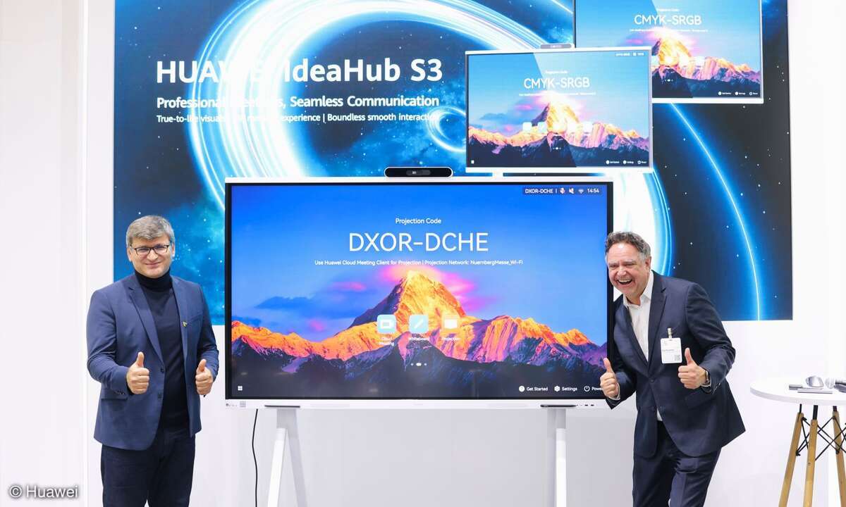 Ümit Subas (links) und Jörg Karpinski (rechts) präsentieren den IdeaHub S3 auf der it-sa 2025