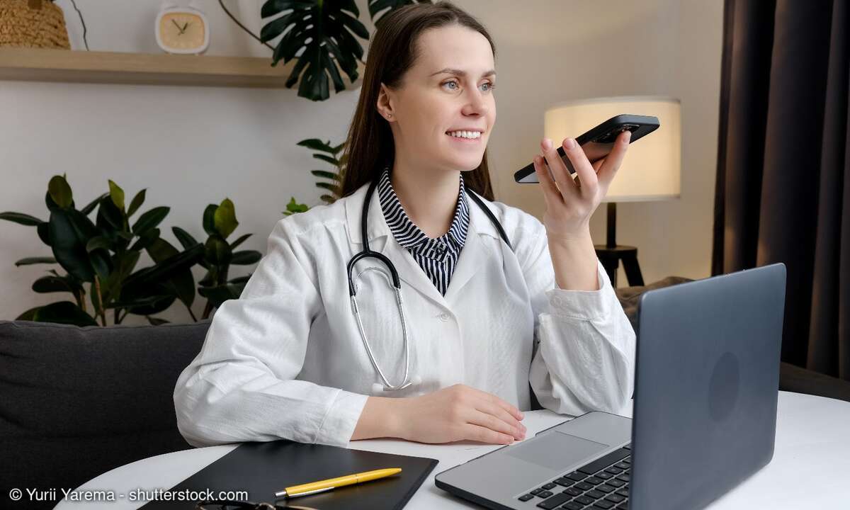 Ärztin am Smartphone