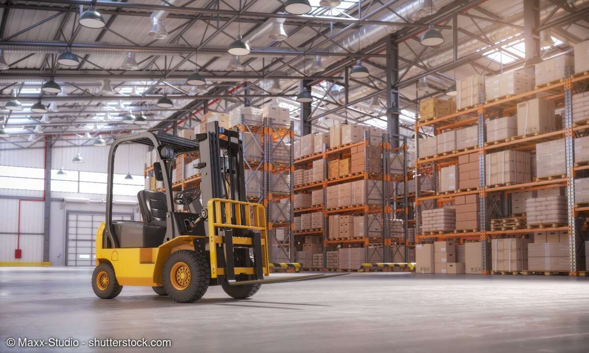 Lager mit Gabelstapler