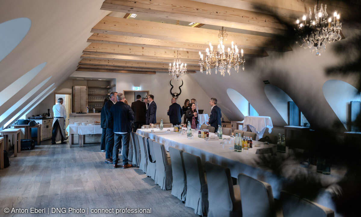 002-im-oberen-saal-disti-award-2025-11-l1033255