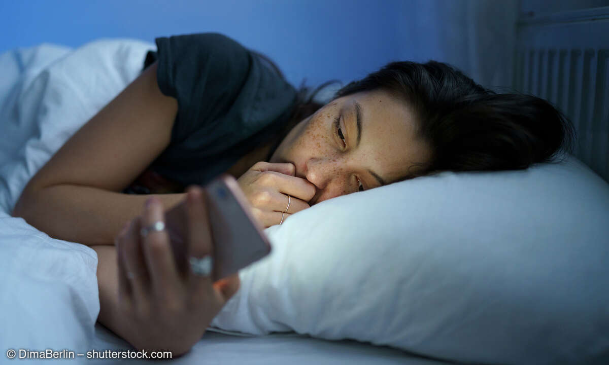 smartphone-traurig-bild-dimaberlin-shutterstock-2104139423