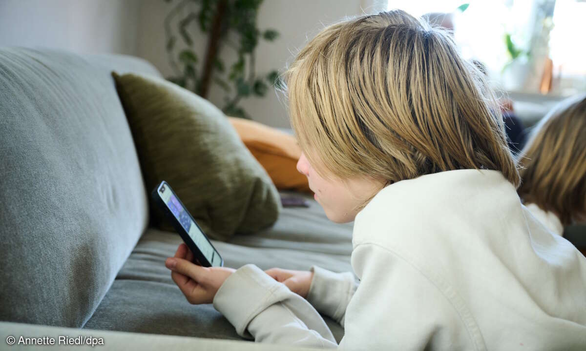 Kind nutzt Smartphone