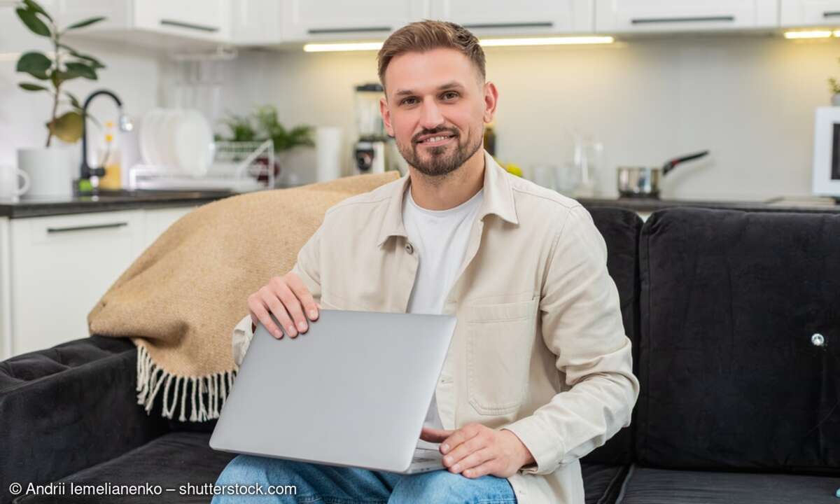 Mann mit Laptop