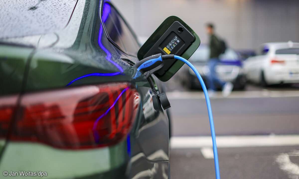 el Elektroauto lädt