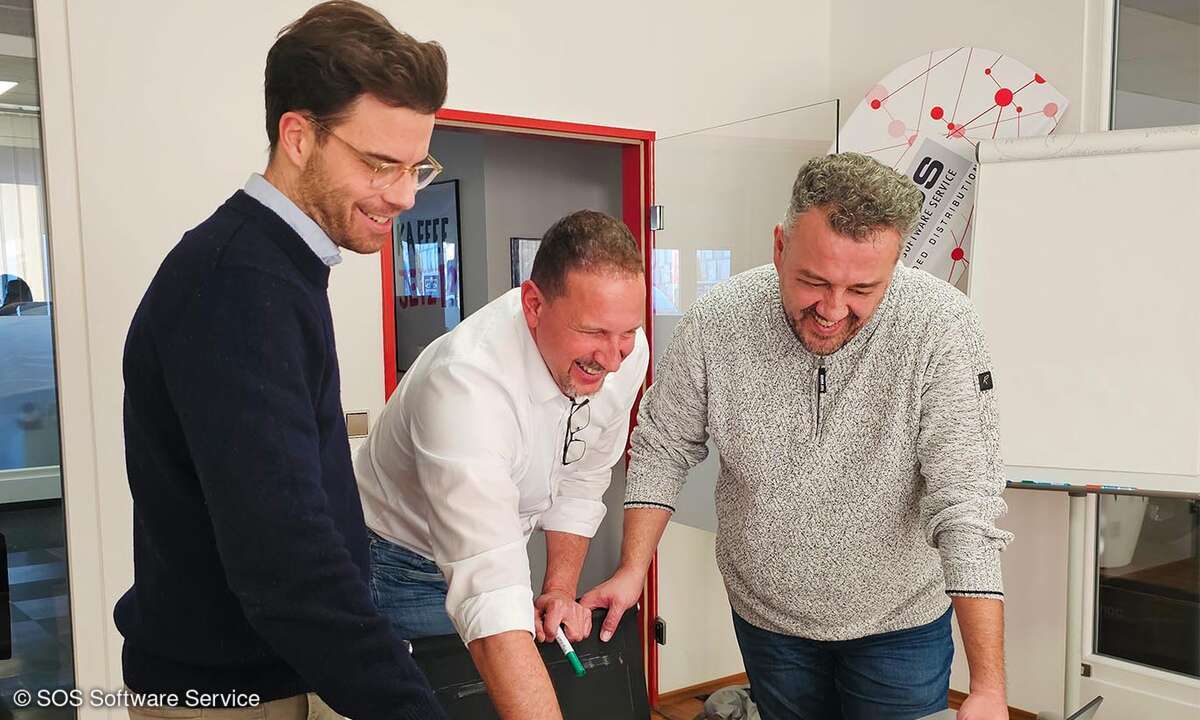 Die beiden Geschäftsführer Philipp Niemann (links) und Alexander Wacker mit Miro Milos, Business Division Lead Security & Infrastructure (rechts)