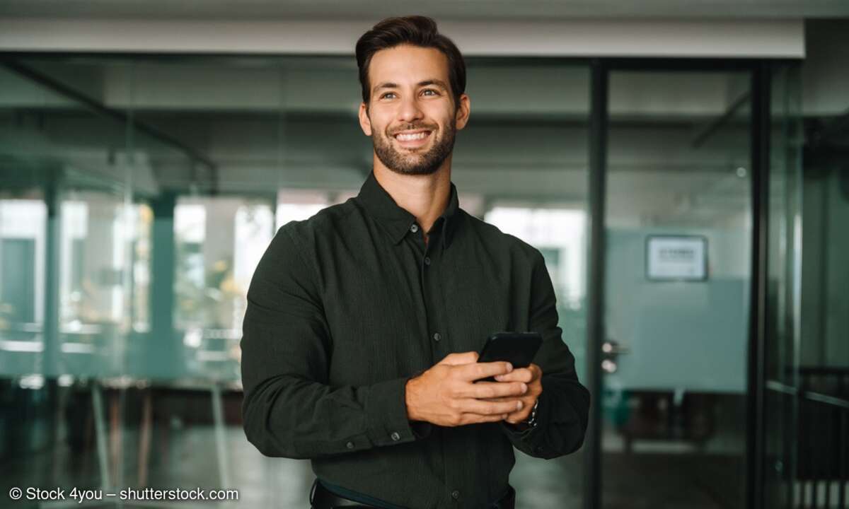 Mann mit Smartphone in Hand