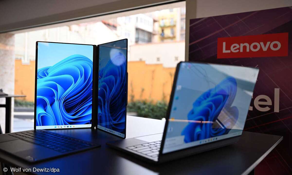 Zwei noch im Entwicklungsstadium befindliche Laptops von Lenovo auf der Mobilfunk-Messe Mobile World Congress (MWC) 