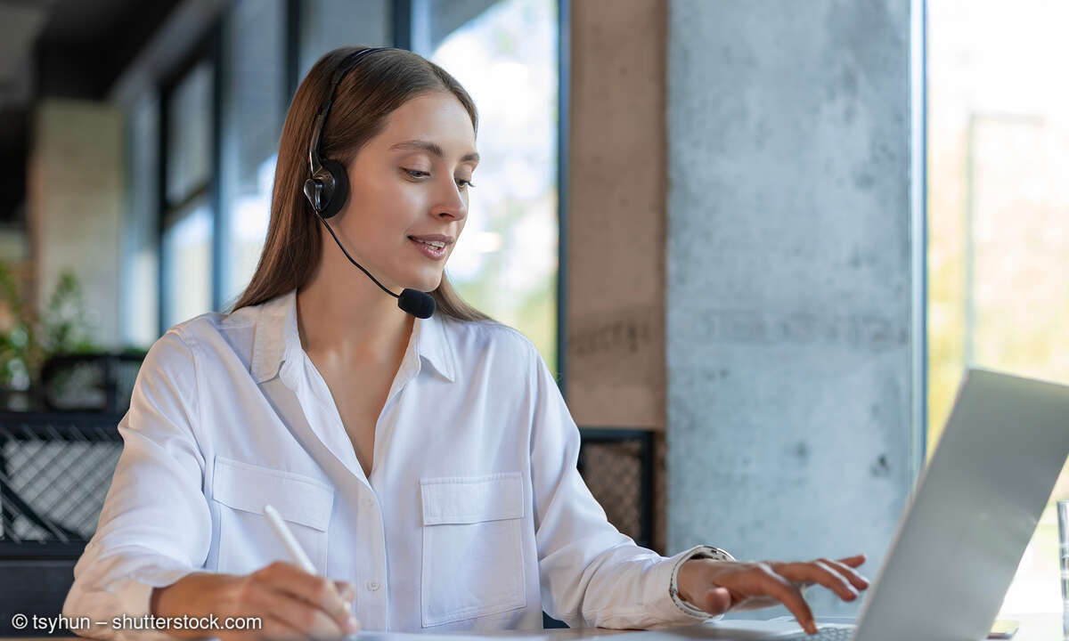 headset-office-kommunikation-bild-tsyhun-shutterstock-2625849161