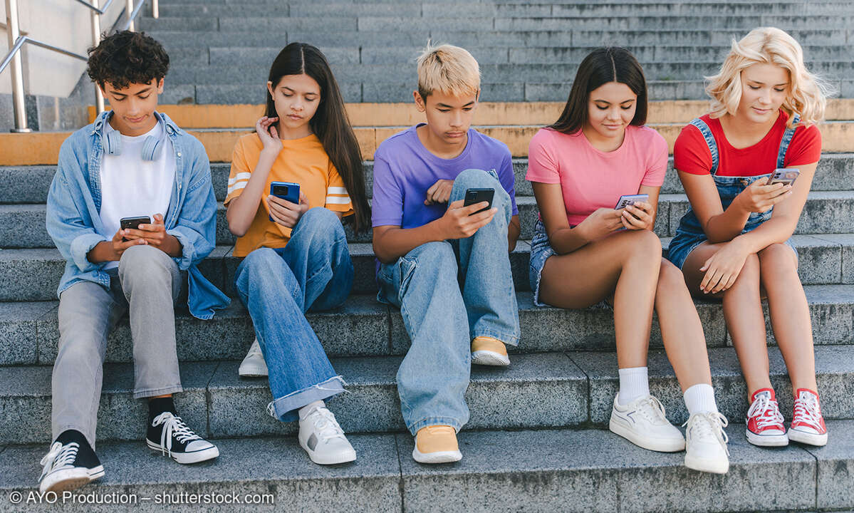 jugendliche-smartphones-bild-ayo-production-shutterstock-2341200745