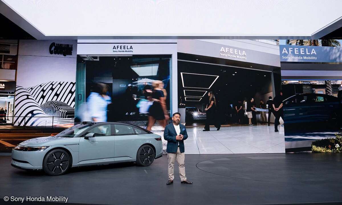 J Thongnop, Senior Director Marketing Sony Honda Mobility America Inc. zeigt den Afeela-Prototypen auf der CES 