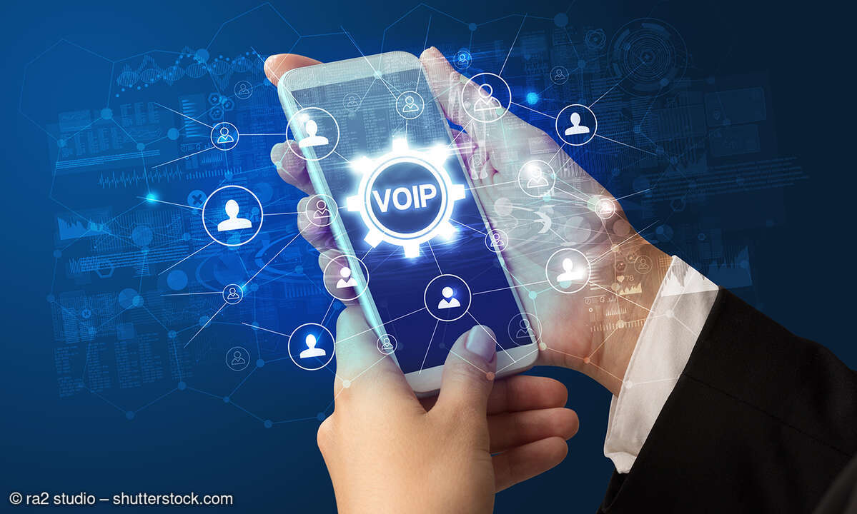 smartphone-voip-cloud-bild-ra2-studio-shutterstock-2010448979